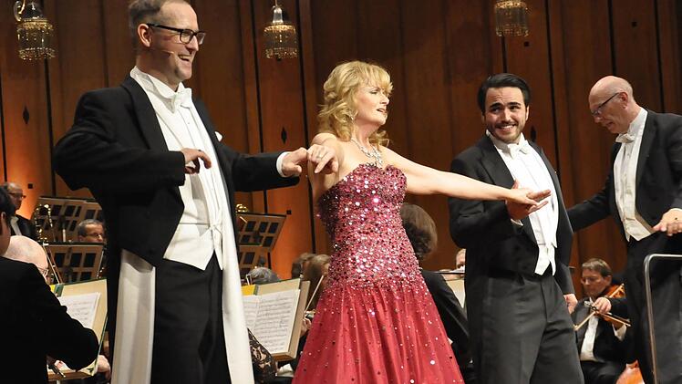 Patrick Rohbeck, Iva Simon und Rodrigo Porras Garulo verstehen durch ihren Gesang, das Publikum zu begeistern. Foto: Peter Klopf