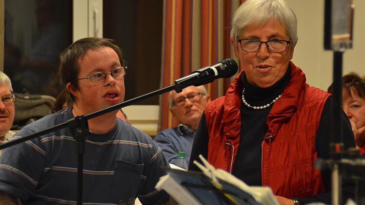 Rosemarie Schmitt aus Oberthulba, Elternbeiratsvorsitzende der Lebenshilfe Werkstatt Nüdlingen: "Ihr habt uns viele Kummerfalten weggezaubert und uns unser Liedgut wieder zurückgegeben." Foto: Kathrin Kupka-Hahn