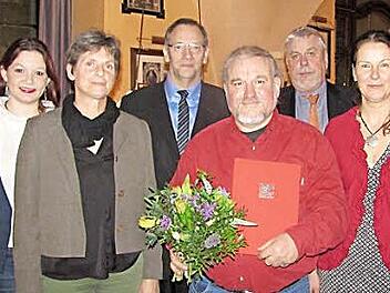 Kurt Stefan Weber wurde für 25 Jahre Treue zur SPD geehrt. Von links: Bundestagskandidatin Doris Aschenbrenner, die neue Vorsitzende Johanna Thomack, Dritter Bürgermeister Thomas Nowak, Kurt Stefan Weber, Oberbürgermeister Norbert Tessmer und die stellvertretende Vorsitzende Peggy Hoffmann.  Foto: Martin Koch