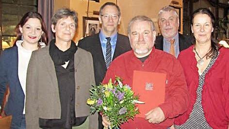 Kurt Stefan Weber wurde für 25 Jahre Treue zur SPD geehrt. Von links: Bundestagskandidatin Doris Aschenbrenner, die neue Vorsitzende Johanna Thomack, Dritter Bürgermeister Thomas Nowak, Kurt Stefan Weber, Oberbürgermeister Norbert Tessmer und die stellvertretende Vorsitzende Peggy Hoffmann.  Foto: Martin Koch