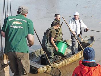 Skipper Vitus Volk mit seiner Crew beim Abfischen Foto: Georg Hütgens