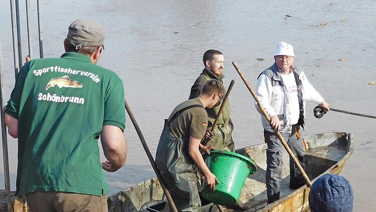Skipper Vitus Volk mit seiner Crew beim Abfischen Foto: Georg Hütgens