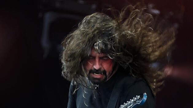Dave Grohl und seine Foo Fighters bei Rock im Park. G&auml;nsehaut und Pyro gab es inklusive auf der Megab&uuml;hne am Zeppelinfeld.  Foto: Matthias Hoch