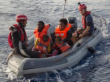 Mitarbeiter von "Mission Lifeline" haben vor der libyschen Küste Flüchtlinge in ein Schlauchboot geholt, um sie auf ihr Rettungsschiff zu bringen. Eitel und Seitz appellieren gerade auch bei solchen Irrfahrten übers Meer an die Menschlichkeit.  Foto: epd