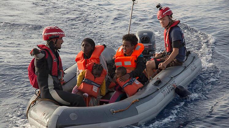 Mitarbeiter von "Mission Lifeline" haben vor der libyschen Küste Flüchtlinge in ein Schlauchboot geholt, um sie auf ihr Rettungsschiff zu bringen. Eitel und Seitz appellieren gerade auch bei solchen Irrfahrten übers Meer an die Menschlichkeit.  Foto: epd