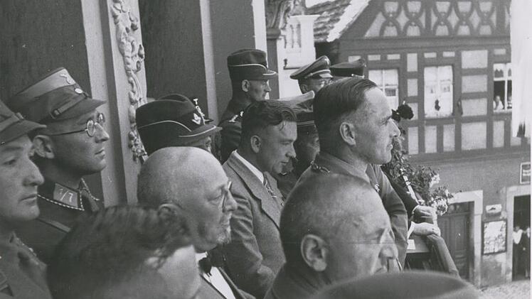 NSDAP-Kreisleiter Fritz Schuberth (rechts vorne) auf dem Balkon des Kulmbacher Rathauses