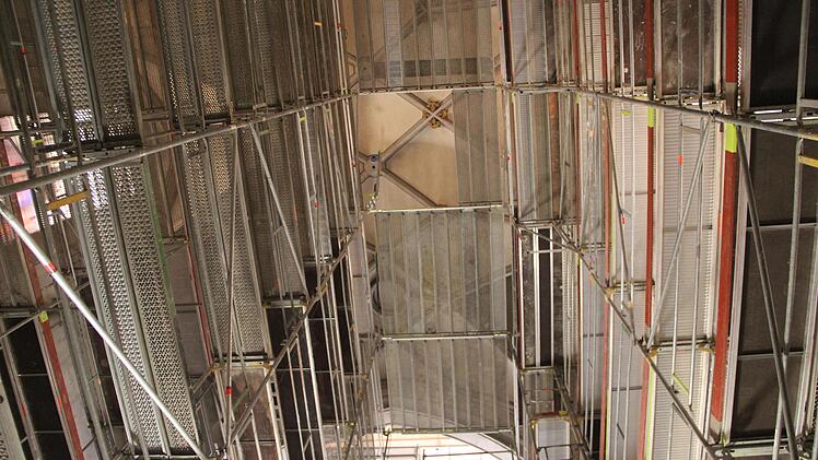 Der Chor der Stadtpfarrkirche ist komplett eingerüstet. Foto: Heike Beudert