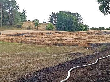 Mit der Bereitstellung gro&szlig;er Mengen an Wasser in ihren F&auml;ssern leisten Landwirte der Feuerwehr schnelle Hilfe wie hier beim Fl&auml;chenbrand bei Thuisbrunn.