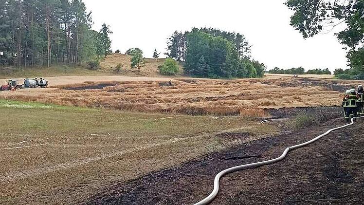 Mit der Bereitstellung gro&szlig;er Mengen an Wasser in ihren F&auml;ssern leisten Landwirte der Feuerwehr schnelle Hilfe wie hier beim Fl&auml;chenbrand bei Thuisbrunn.