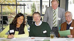 Die Jury  um Ariadne Weigert, Stephan Eitel, dem Jury-Vorsitzenden Ernst Oestreicher, Karl-Heinz Wolbert und Karl-Heinz Sauer ist überaus angetan von den Leistungen der jungen Pianisten.