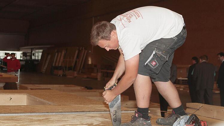 Roman Saks ist Auszubildender im 3. Lehrjahr bei der Firma Holzbau Fleischmann in Kulmbach. Das Unternehmen im Leitenacker hat eine hohe Lehrlingsquote von rund 15 Prozent. Fotos: Jochen Nützel