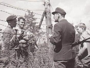 1952 war an der Zonengrenze noch ein Dialog zwischen Ost und West möglich.  Repro: Gerd Fleischmann