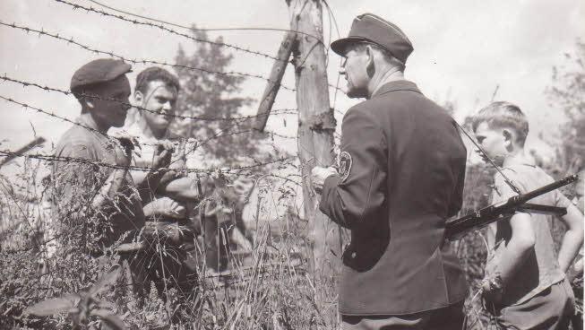 1952 war an der Zonengrenze noch ein Dialog zwischen Ost und West möglich.  Repro: Gerd Fleischmann