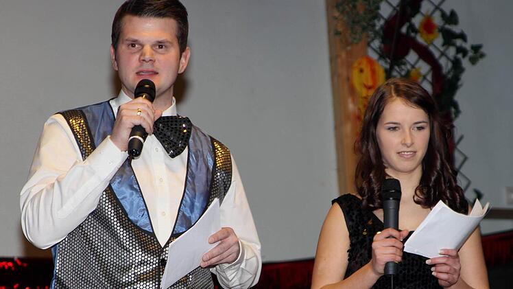 Seine Bewährungsprobe bestand das junge Moderatoren-Duo Patrick Hümmer (links) und Leonie Sauer mit Bravour. Foto: Günther Geiling
