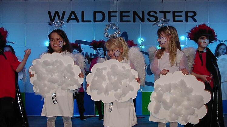 Engel und Teufel: die Purzelgarde auf der Waldfensterer Bühne. Foto: Alexander Pfülb
