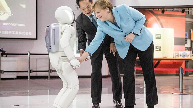 Kanzlerin trifft Roboter: Mit dem Händeschütteln klappt es aber noch nicht.  Foto: Michael Kappeler, dpa
