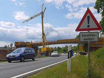Der Verkehr läuft wieder: Seit gestern Nachmittag können Autofahrer die B 303 am Grüber Berg wieder befahren. Foto: BertholdKöhler