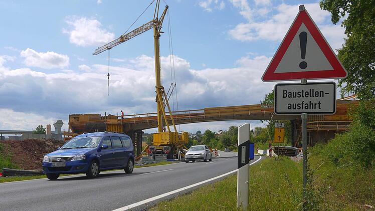 Der Verkehr läuft wieder: Seit gestern Nachmittag können Autofahrer die B 303 am Grüber Berg wieder befahren. Foto: BertholdKöhler