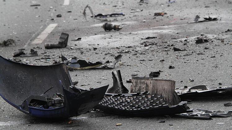 Die Straße war mit Trümmerteilen übersät. Foto: Jürgen Gärtner
