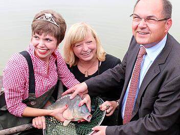Beim Abfischen von links: Karpfenkönigin Katrin Uano, MdL Gabi Schmidt und Bundeslandwirtschaftsminister Christian Schmidt. Foto: Johanna Blum (Archiv)