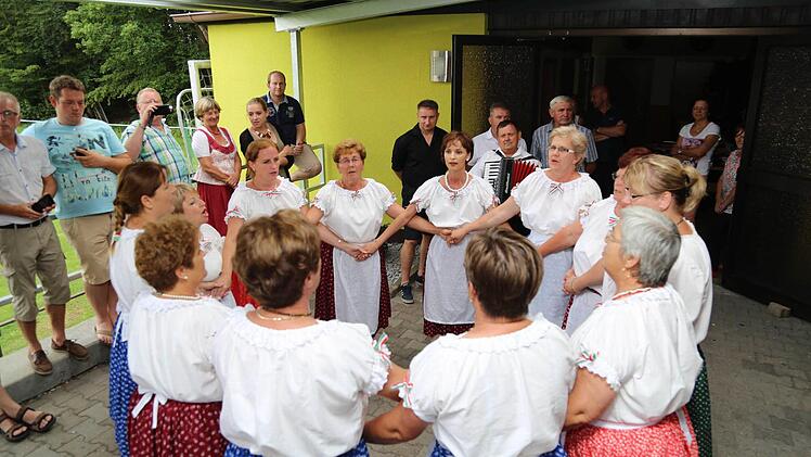 Ungarische Folklore zum 25-jährigen Bestehen der Partnerschaft boten diese Frauen mit einem Tanzreigen.  Foto: Franz Galster