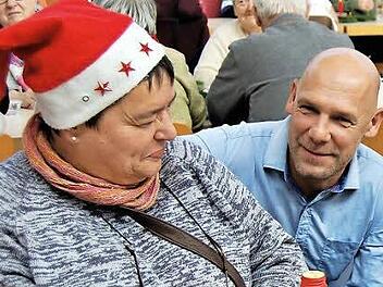 Abteilungsleiter Dominik Schönhöfer vom Roten Kreuz unterhält sich mit Ellen Illek. Foto: Sigismund von Dobschütz