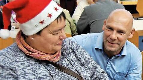 Abteilungsleiter Dominik Schönhöfer vom Roten Kreuz unterhält sich mit Ellen Illek. Foto: Sigismund von Dobschütz