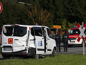 Ein beschädigter Schulbus steht am 15.09.2017 neben einer Bahnlinie bei Langenzenn im Landkreis Fürth (Bayern). Beim Zusammenstoß zwischen dem Schulbus und einem Zug sind drei Schulkinder verletzt worden. Der Kleinbus mit sieben Schulkindern und einem 70-jährigen Fahrer an Bord war am Morgen von Laubendorf nach Lohe unterwegs, als er an einem unbeschrankten Bahnübergang mit einem Zug kollidierte. Foto: Daniel Karmann/dpa