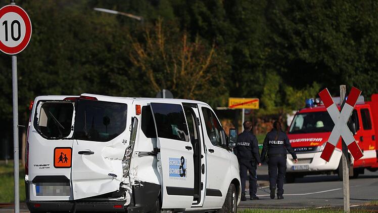 Ein beschädigter Schulbus steht am 15.09.2017 neben einer Bahnlinie bei Langenzenn im Landkreis Fürth (Bayern). Beim Zusammenstoß zwischen dem Schulbus und einem Zug sind drei Schulkinder verletzt worden. Der Kleinbus mit sieben Schulkindern und einem 70-jährigen Fahrer an Bord war am Morgen von Laubendorf nach Lohe unterwegs, als er an einem unbeschrankten Bahnübergang mit einem Zug kollidierte. Foto: Daniel Karmann/dpa
