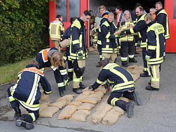 Alle Teilnehmer mussten im praktischen Teil des  Hochwasserschutz-Lahrgang beim Sandsackauslegen mit Hand anlegen.Gerd Klemenz
