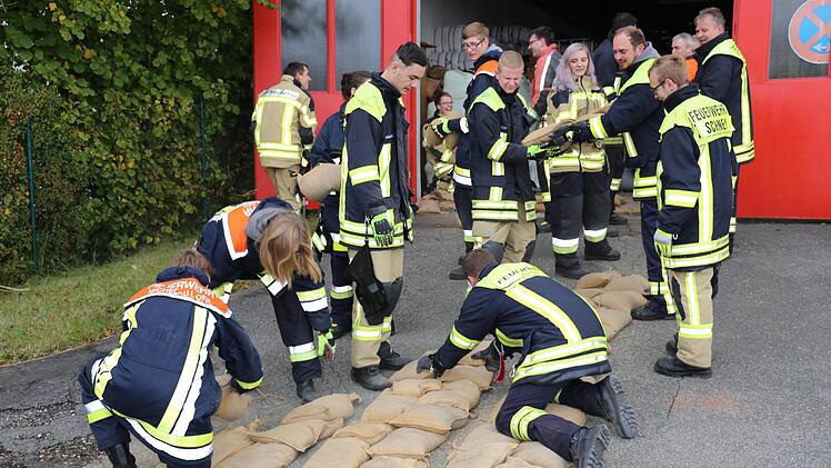 Alle Teilnehmer mussten im praktischen Teil des  Hochwasserschutz-Lahrgang beim Sandsackauslegen mit Hand anlegen.Gerd Klemenz