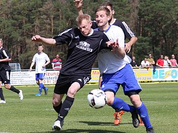 Der TSV Brand um Christoph Zötzl (li.) ist dem Abstieg gerade so entkommen. Der SC Kühlenfels um Trainer Christopher Schraml spielte dagegen eine überraschend starke Saison in der Kreisliga 2.  Foto: Uwe Kellner, Archiv