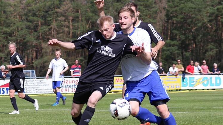 Der TSV Brand um Christoph Zötzl (li.) ist dem Abstieg gerade so entkommen. Der SC Kühlenfels um Trainer Christopher Schraml spielte dagegen eine überraschend starke Saison in der Kreisliga 2.  Foto: Uwe Kellner, Archiv