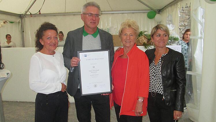 IHK-Repräsentantin Katrin Siegmund (von links) überreichte zum Jubiläum die Ehrenurkunde an August Schneider, Anni Schneider und Tochter Pia.Winfried Ehling