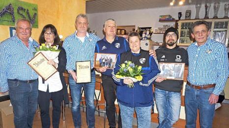 Walter Mayer (l.) und Norbert Kreiner (r.) dankten Sabine Schatz-Wöllner, Stefan Benkert, Manfred Schmidt und Katrin Diller sowie Thomas Rüdiger (v. l.).