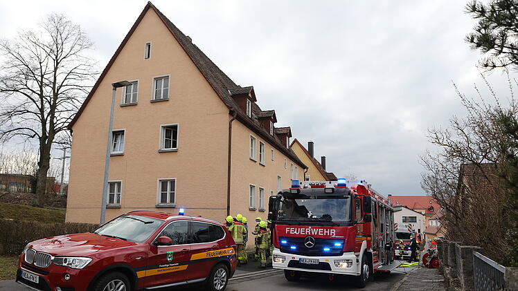 Feuer in Wohnhaus: Mindestens eine Person schwer verletzt