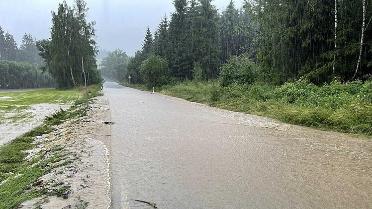 Unwetter in Bayern: Massive Regenfälle sorgen für hunderte Feuerwehreinsätze