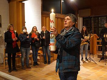 Auferstehung. Die Osterkerze als Symbol für den Auferstandenen Jesus. Lumen Christi.