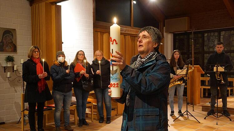 Auferstehung. Die Osterkerze als Symbol für den Auferstandenen Jesus. Lumen Christi.