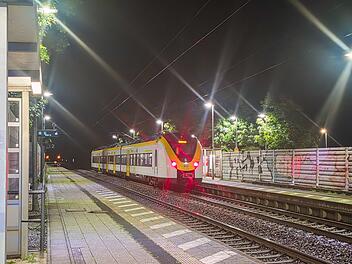 Nach Streit - Bahn-Sicherheitsmann st&uuml;rzt aus Zug