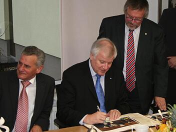 Ministerpräsident Horst Seehofer trug sich auch ins Goldene Buch der Gemeinde Tettau ein. Mit im Bild Landrat Oswald Marr (links) und der Tettauer Bürgermeister Hans Kaufmann. Fotos: Michael Gründel