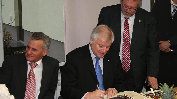 Ministerpräsident Horst Seehofer trug sich auch ins Goldene Buch der Gemeinde Tettau ein. Mit im Bild Landrat Oswald Marr (links) und der Tettauer Bürgermeister Hans Kaufmann. Fotos: Michael Gründel
