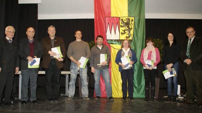 In der kommunalen, offenen Jugendarbeit engagieren sich diese Männer und Frauen weit über das übliche Maß vor allem für Ferienprogramme, Spielplätze, Jugendtreffs und das Kinderhaus in Kerbfeld. Mit dabei natürlich Toni Michels (Zweiter von links) und Jürgen Hennemann (Dritter von links), die getrost als Urgesteine der offenen Jugendarbeit bezeichnet werden können. Mit dem "Obendrin" in Ebern haben sie Maßstäbe gesetzt. Die Preise überreichten Landrat Rudolf Handwerker (links) und Rektor Klau...