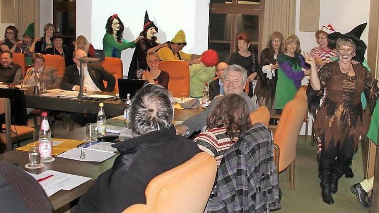 Nicht nur die närrischen Faschingsweiber sorgten am Donnerstag im Eberner Stadtrat für Stimmung. Foto: Ralf Kestel