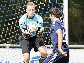 Der Oberhaider Torwart Marcel Göller hat den Ball vor dem Ebinger Torjäger und Schützen zum 0:1, Jan Dippold, gesichert. Foto: sportrpess