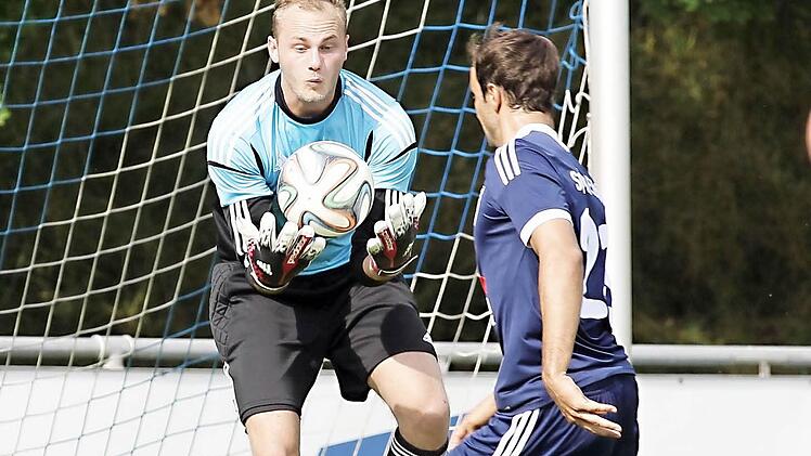 Der Oberhaider Torwart Marcel Göller hat den Ball vor dem Ebinger Torjäger und Schützen zum 0:1, Jan Dippold, gesichert. Foto: sportrpess