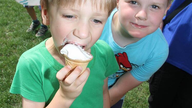 Maximilian und Mario Braunersreuther lassen sich's schmecken.