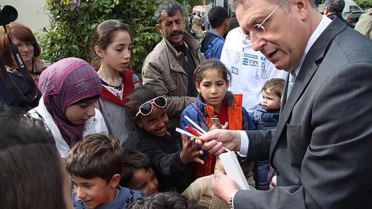 ... zusammen mit seinem Chef Henry Schramm Spielsachen, Blöcke und Stifte an die syrischen Flüchtlingskinder.