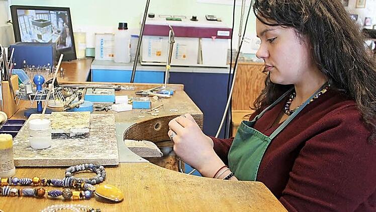 Auch nach fast 20 Jahren ist Linda Klostermann von ihrem Handwerk begeistert. Foto: Veronika Schadeck