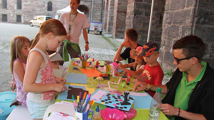 Beim Spielmobil konnten die Kinder schon am frühen Abend viele witzige Fledermäuse und Fledermausspiele